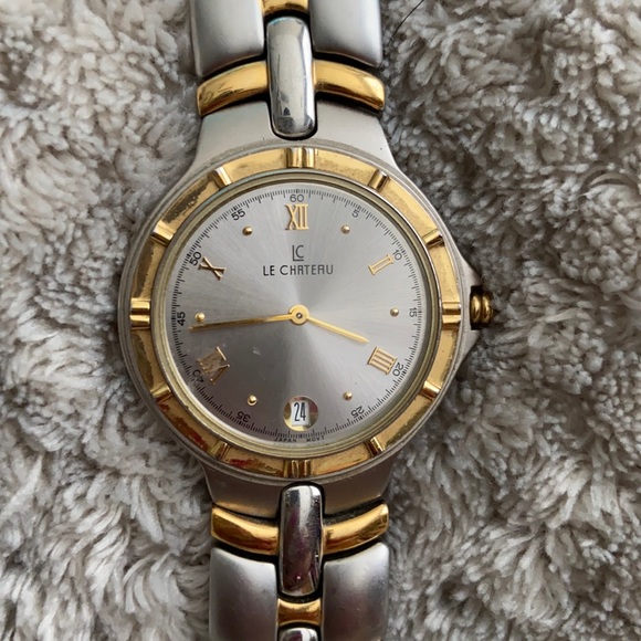 LE CHATEAU MENS WATCH NEEDS A BATTERY - Picture 1 of 3